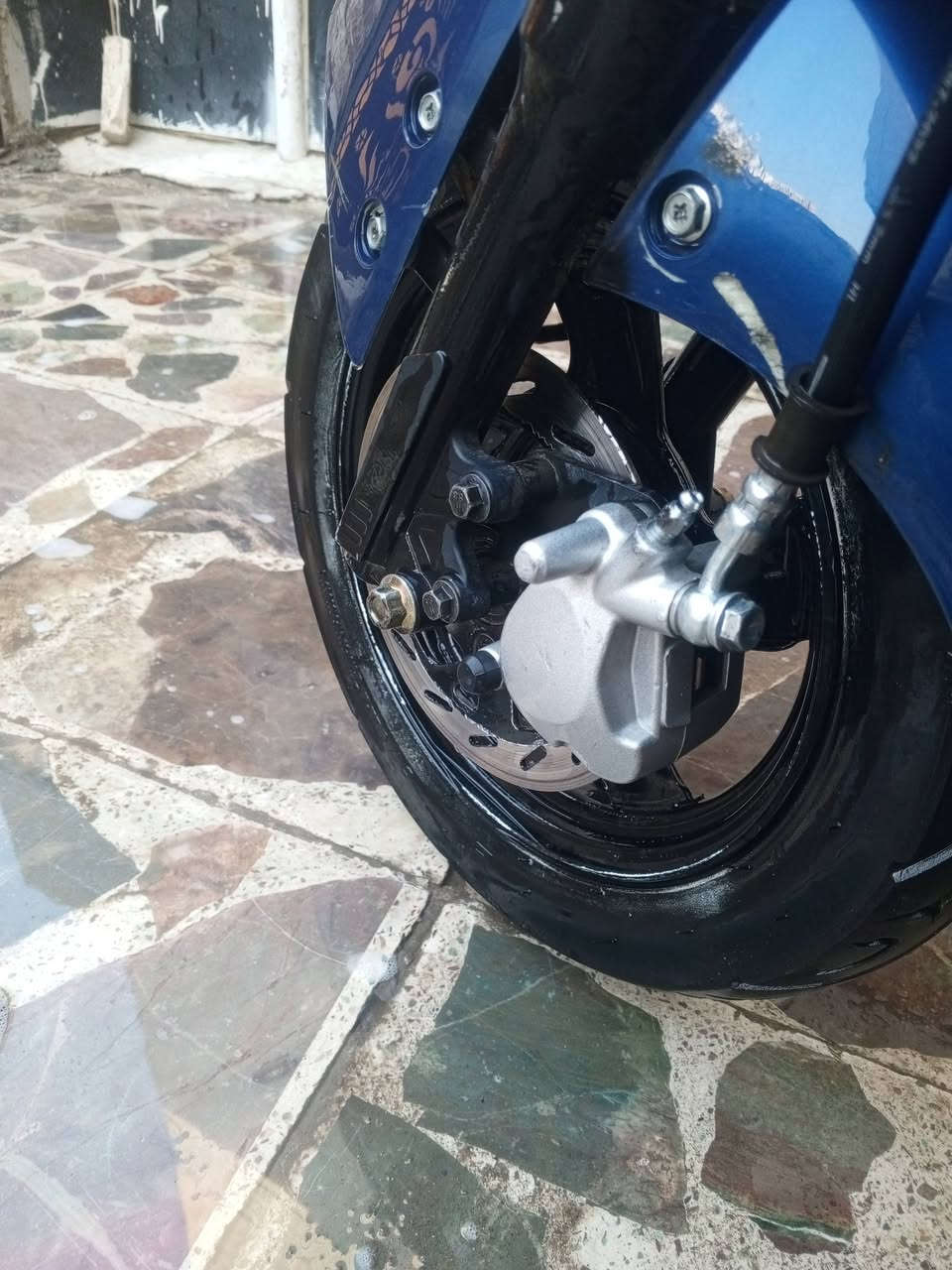 السلام عليكم
الدراجة للبيع 
موجود واتساب او ماسنجر 
رقم(***********)
مواصفات

لايت عالي ناصي 

اشاير يمنة يسرة

ثلاث سرع 

ملف 1500

بريكات المامي دسك والخلفي بنز

بيهة بطاريات منفوخة بس هاذ العطل الوحيد بدلهن وروح اطرك بيهة

تمشي. 80 كيلو بل شحنة
