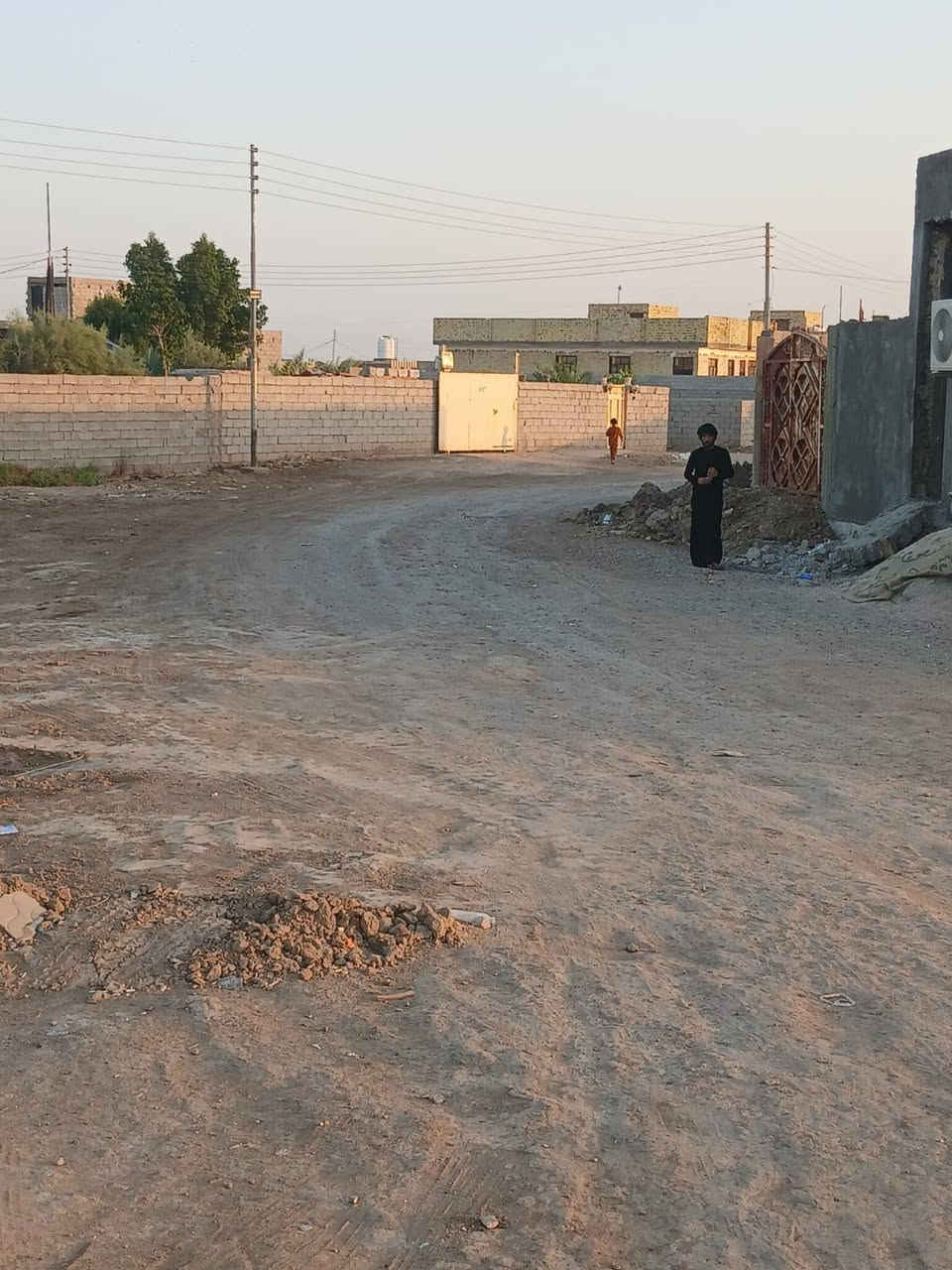 السلام عليكم
قطعه زراعي اللبيع المساحه 200 
خلف صيطرت ال عواد قرب ابو رعد ابو السراميك منطقه سكنيه يتوفر ماء وكهرباء 
الاستفسار ***********
