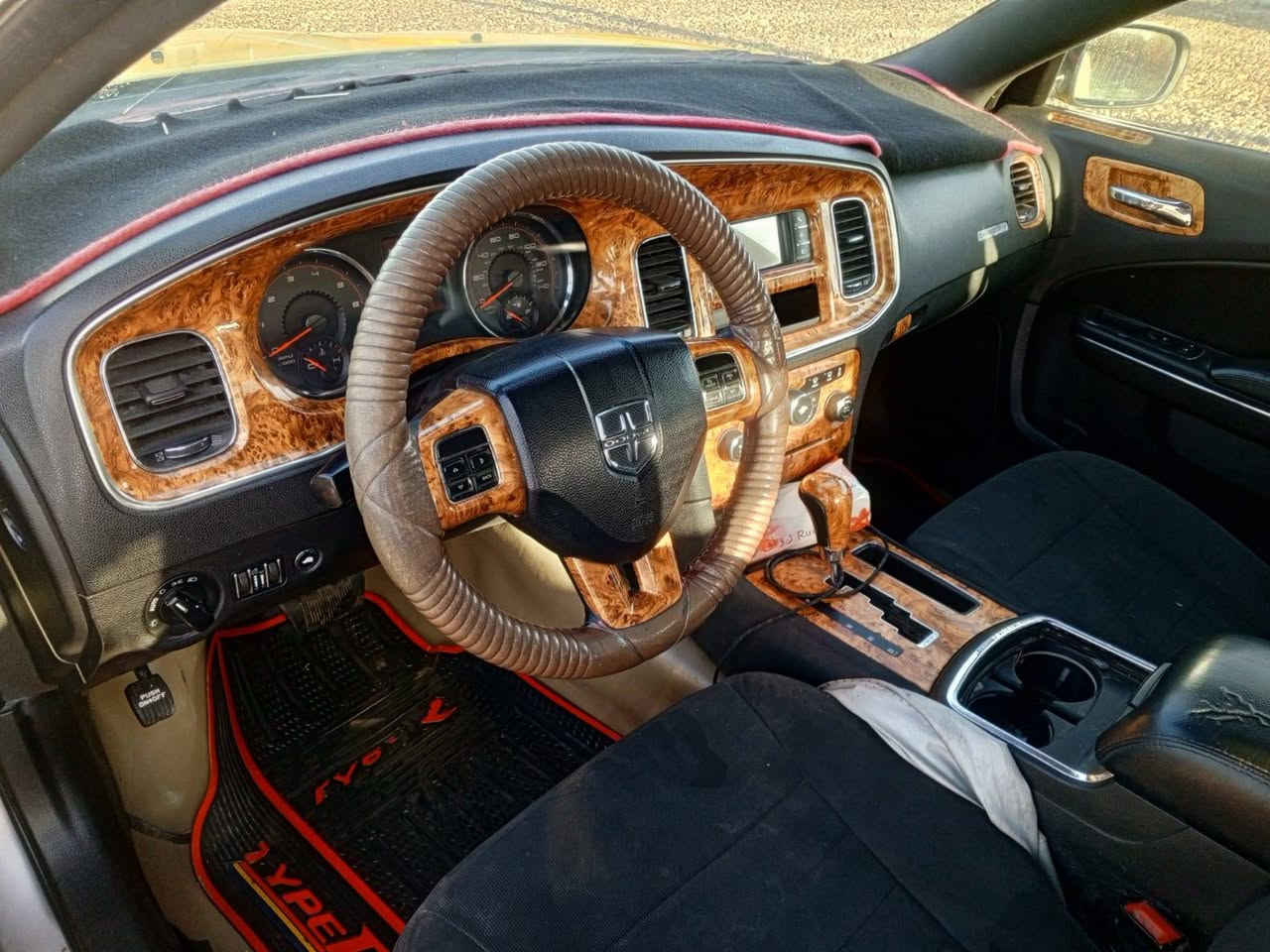 جارجر 2013 بدون ايرباك بدون حادث  ماعدا طخه بالايت الايمن كير مكينه حداديه 80 بالميه رقم صاحب السياره ***********
بمية وخمسة و اربعين وبيها مجال قليل
مكلف بالنشر
