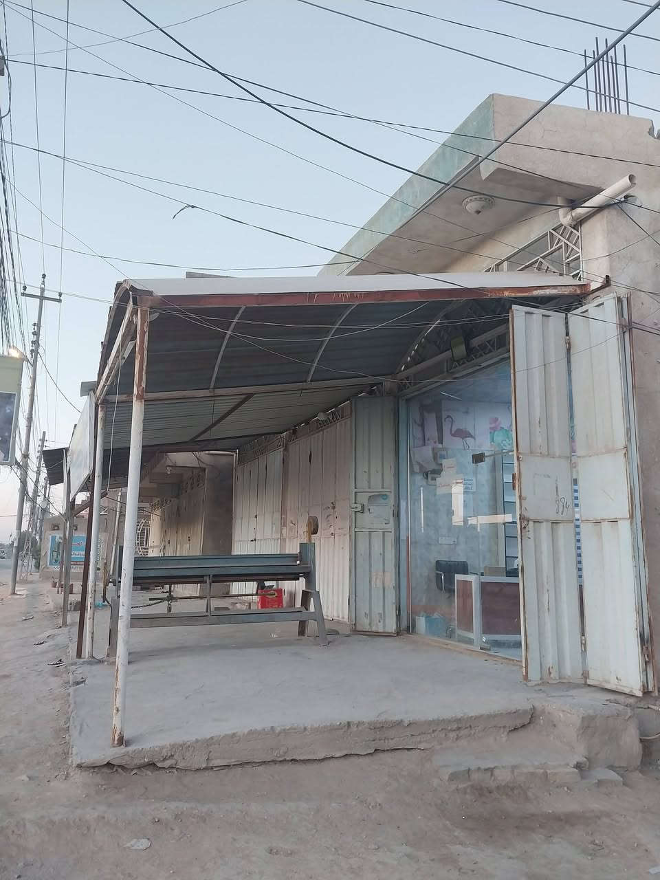 للبيع 
جام خانه مال محل ، وسقيفة حديد ، وسقف ثانوي .. 
للاستفسار  ***********
