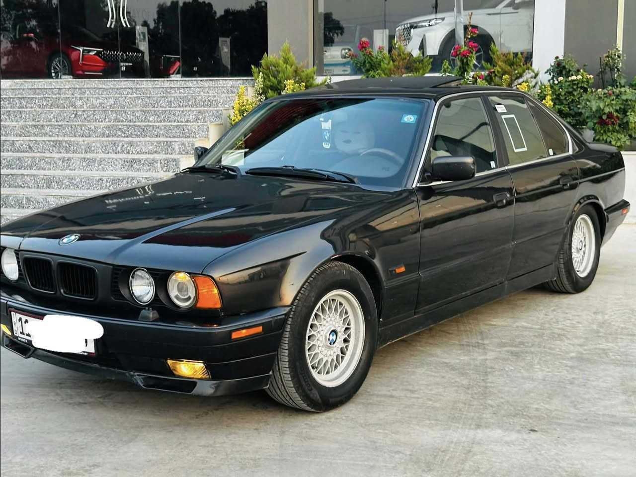 للبيع. ب79 وبيه مجال .رقم بغداد بأسمي
.BMW. 530i 

اصل بليته وسنويه 30 .

موديل 1992 محدث 1995 

صدر خلفي امامي جديد .

داخل جلد اسود 

كير ومحرك خير من الله مكفول .

تبريد + تدفئه شغال  .ادامه بلكات وتخم نوزلات جدد بيه شلعه حلوه   . كهربائيات  شغال كاملل 

*********** واتس او اتصال

مكان السياره الموصل
