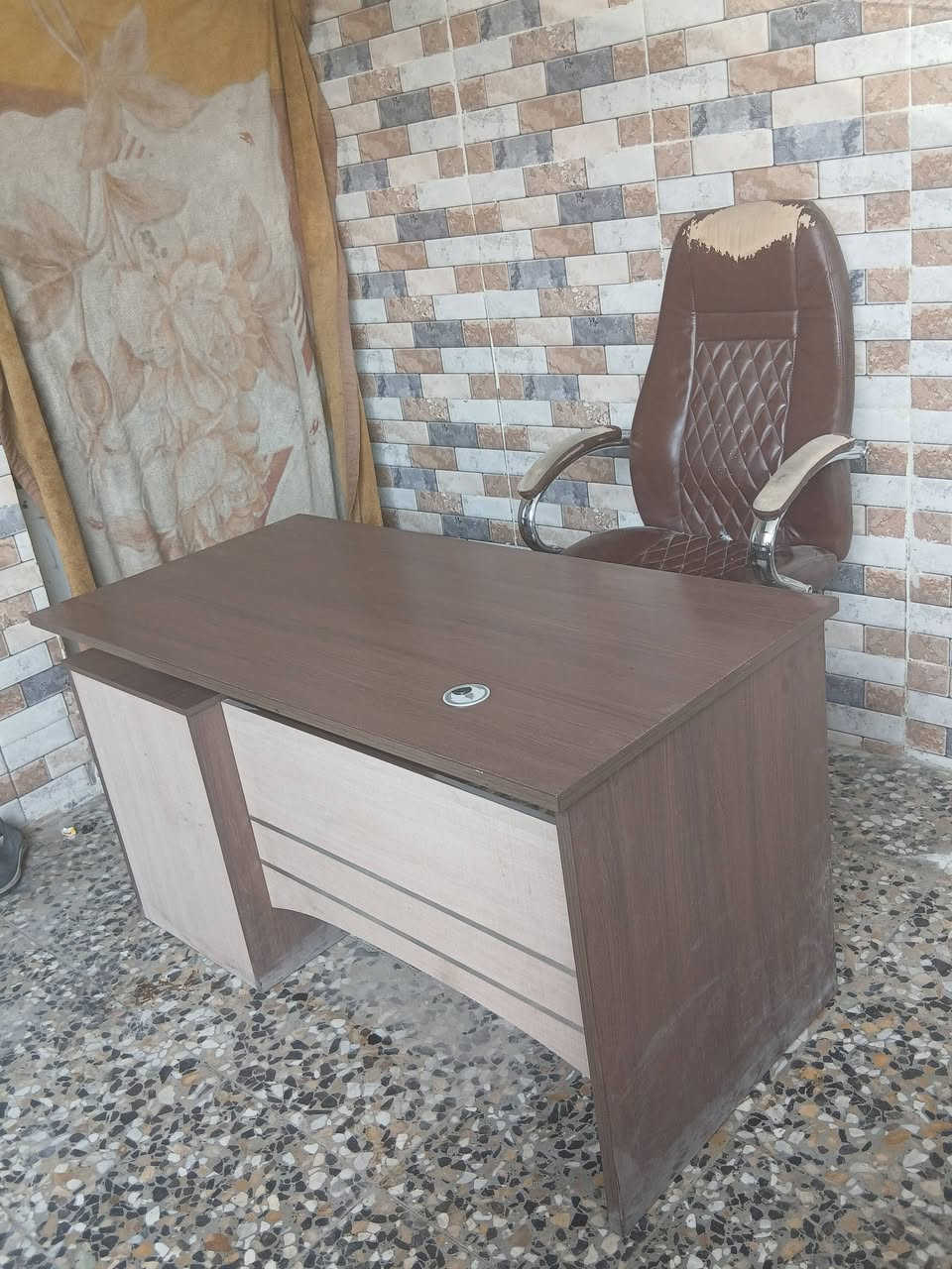 سلام عليكم ميز مكتبي وكرسي ومصطبة للبيع مكانهن بلديات شارع المصرف
***********
