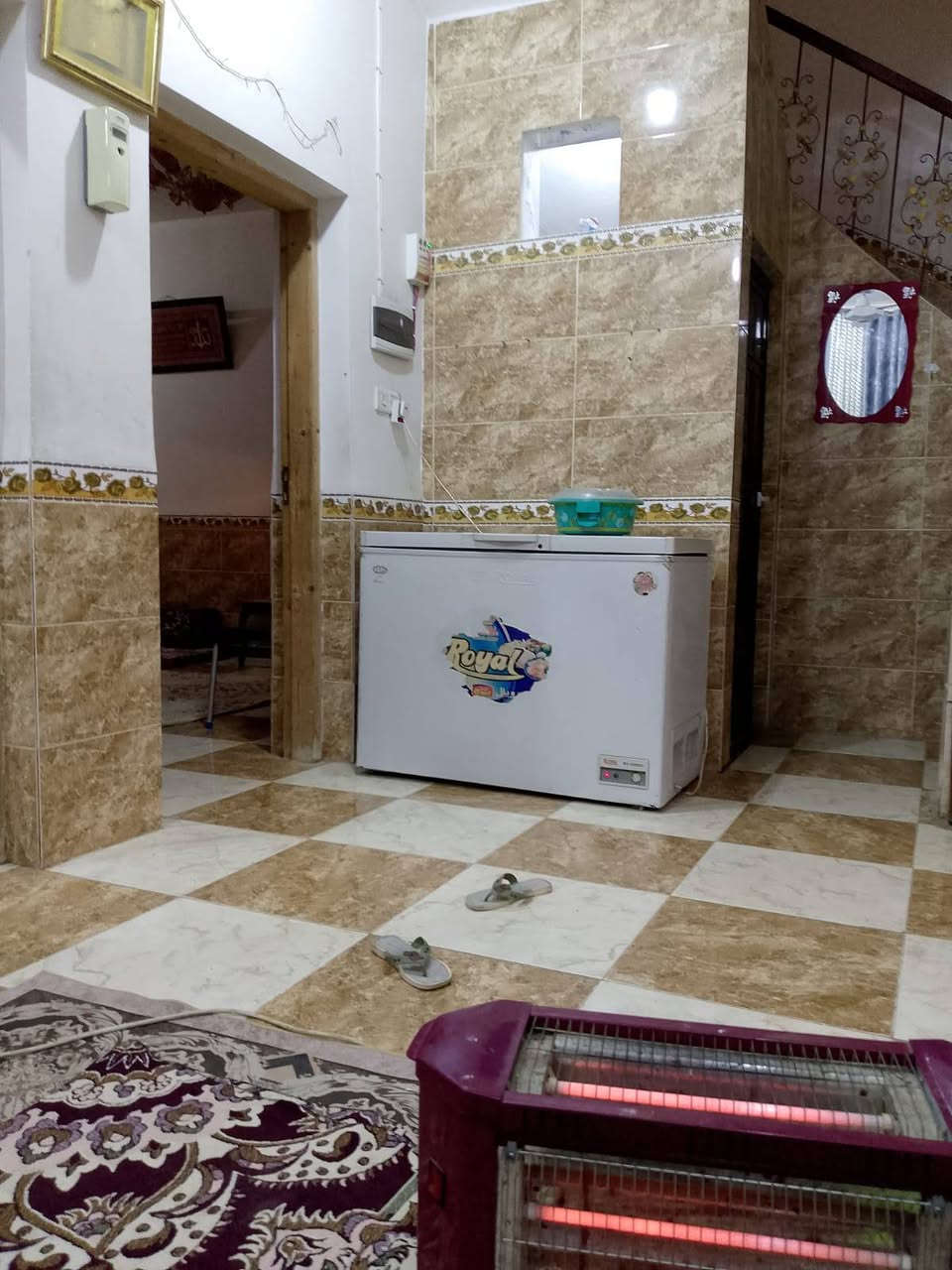 دار معروض لبيع  عنوان هيت حي خضر  قرب بيت كدر  يحتوي بيت على غرف 2و فوق 1 ديوانيه ومطبخ وصال يحتوي على صحيات داخل و خارج  مساحة بيت 200الاستفسار على رقم ***********
