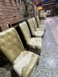ميز مكتبي فخم مع( 8 )كراسي 🪑 مع طبله عدد( 2 ) للبيع بسعر (750) الأغراض...