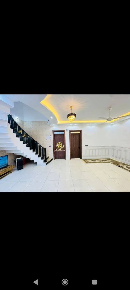 السلام عليكم دار للبيع المساحه 200م. ارضيه رفت   طابقين                الموقع حله نادر الثانيه شارع عفتان الريسي قريب على الخدمي      بناء حديث    يتكون من 3 غرف نوم. وصاله وكليدور ومطبخ                     مجمع صحي عدد 3 حديقه. كراج سياره                              خدمات ماء مجاري كهرباء  لاستفسار الاتصال  ***********/***********
