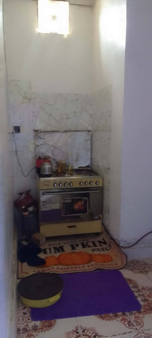 بيت للبيع ركن السكك قرب اسواق زمزم السعر 50 وبيه قليل المساحة 180 متر براني استقبال غرفتين مطبخ بيه اقرار محكمه .. بلوك عگاده نظيف للاستفسار ***********مكتب الصالح للعقارالجربوعيه الاولى قرب مدرسه القحطانيه السايدين
