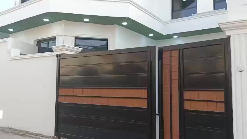 السلام عليكم 
دار مساحه ٢٠٠متربناء حديث تسليم مفتاح
باء ٢٠٢٦ طابوك 
شغله درجه أوله
مكان حله ورديه داخل قرب الامام سيد موسى 
سند ٢٥ تحويل مباشر
السعر ١٣٠ قابل للتفاوض
اي استفسار اتصال برقم  ***********
