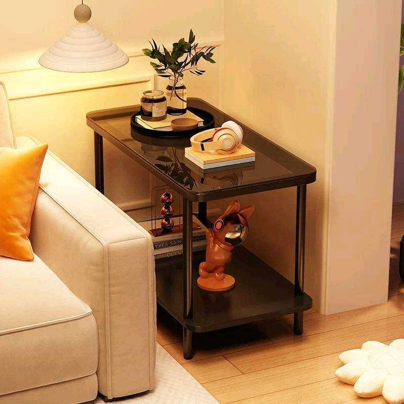 طاولة جانبية أنيقة وعصرية مثالية لغرفة المعيشة بجانب الأريكة. تأتي بسطح زجاجي يوفر مظهرًا عصريًا ومتعدد الاستخدامات لحفظ الأغراض الشخصية أو الديكورات. متوفرة بلونين: الأسود والأبيض لتناسب جميع الديكورات المتاحة لديك. تصميمها الحديث يضيف لمسة جمالية لأي غرفة دون أن تأخذ مساحة كبيرة.