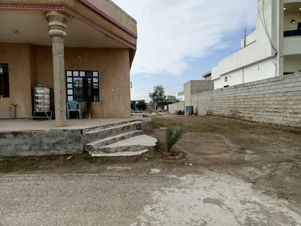 السلام عليكم بيت للبيع يحتوي على غرفتين نوم واسقبال وهول وصاله ومطبخ حمامات خارجيه وداخليه ومساحه الارض ١٠٠٠ م يقع قبل سيطره دخول العلم من اتجاه تكريت حي السلام مقابيل المجسر السعر المطلوب ٥٨ مليون ٠(***********)📲
