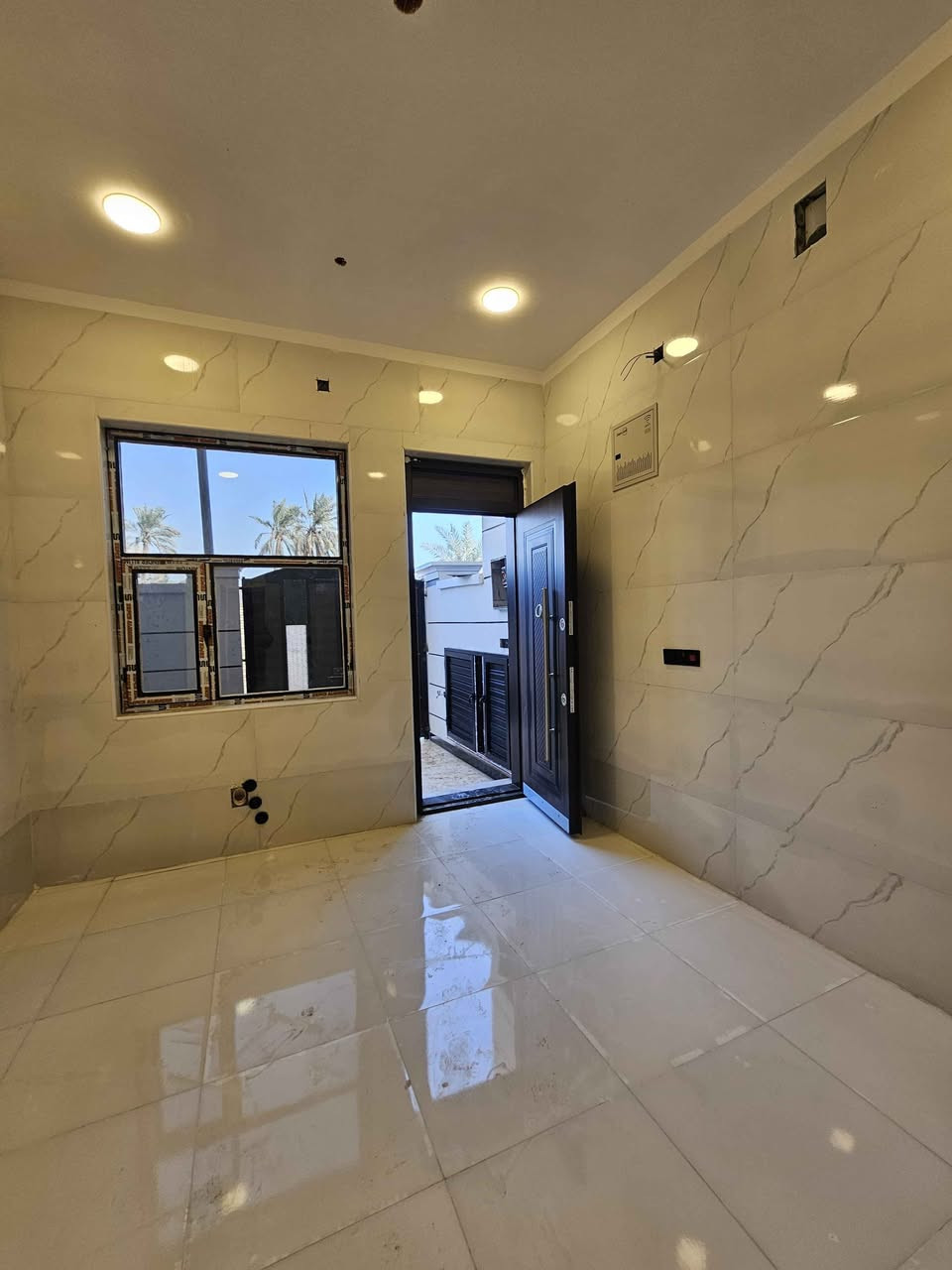 ✨ اللهم صلِّ على محمد وآل محمد ✨
🏡 بيتان للبيع – بناء حديث فول مواصفات
📍 الموقع: البصرة / أبي الخصيب / البهادريّة
قريب من الشارع العام الداخلي
📐 المساحة:
▪️ مساحة كل بيت 150 م²
🏗 تفاصيل البناء:
▪️ بناء طابوك
▪️ طابقين
▪️ بناء حديث – فول مواصفات
🔹 مواصفات الطابق الأول:
غرفتا نوم
صالة كبيرة
استقبال
مطبخ
صحيات
كراج
حديقة
🔹 مواصفات الطابق الثاني:
4 غرف نوم (سويت)
📄 الملكية:
▪️ طابو زراعي عراقي
📞 للاستفسار:***********

أبو سيف البصرة, العراق
