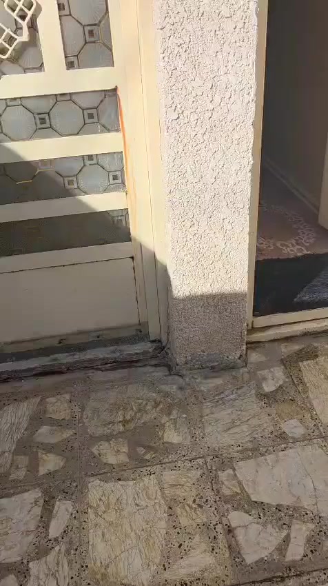 بيت للبيع مساحه 100متر واجهه 5 يحتوي على مدخلين طابق اول صاله مطبخ مفتوح منور صحيات غرفه ومنور طابق ثاني غرفه صحيات صاله مفتوحه سطح طابق ثالث سطحين حولي بنص زعفرانيه نهايه اربع شوارع سعر 115 مع العلم بناء بيت 2042سيراميك ممر مطبخ درج صاله بيت نظيف جدا مايحتاج شي ***********
