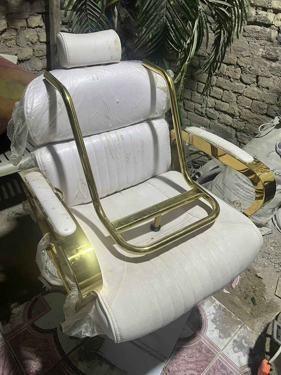 السلام عليكم ورحمة الله كرسي عدد2  وميز عدد 2 وفابرينه 1وعارضه عدد 2  ومرايات عدد 2 غير مستخدم نضافه 100‎%‎ لون ابيض مطعم ب الذهبي البصرة المعقل ***********
