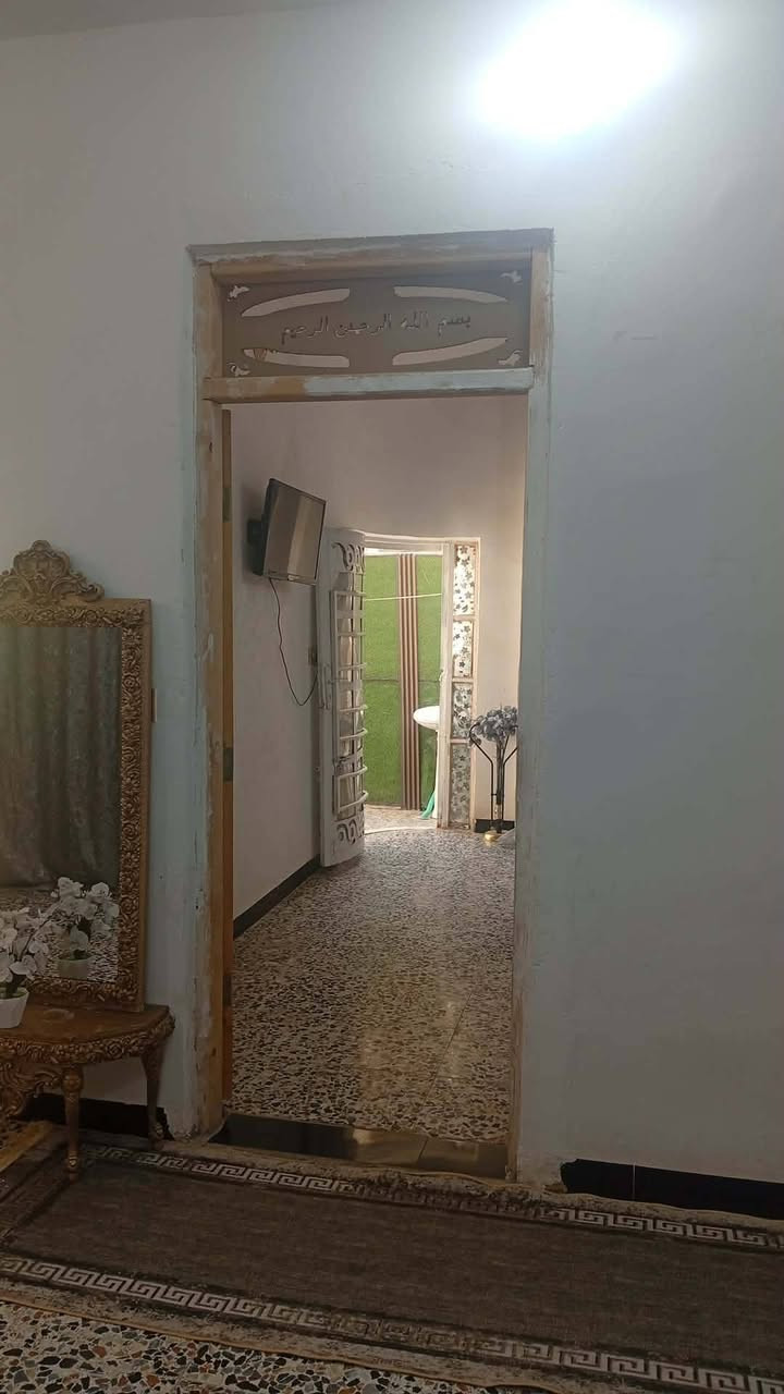 بسم الله عليه توكلت
دار للبيع ١٠٠م طابو زراعي بناء بلوك
يحتوي غرفه وصاله ومطبخ وستقبال وصحيات
بناء مرتب وعالي عن الشارع
طبر فرعون قريب جدا للشارع العام
تفاصيل أكثر خاص وبخدمتكم
***********
