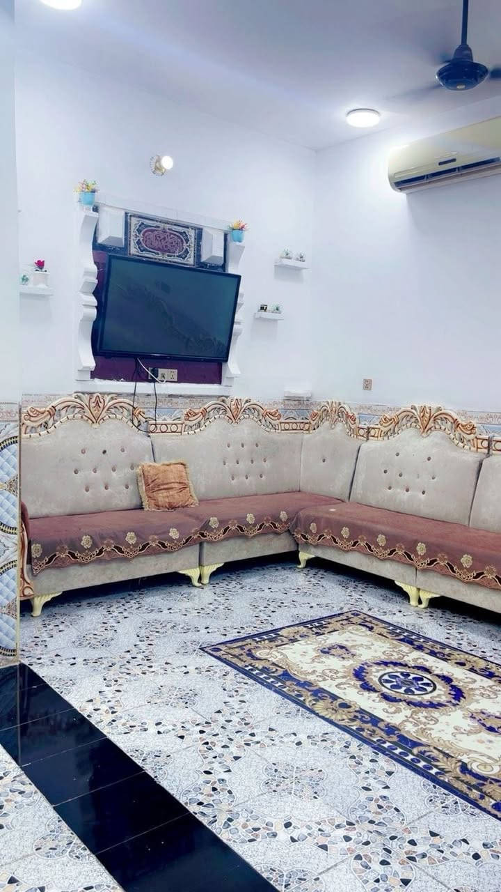 دار طابقين مسلح في الجمعية طابو صرف
قرب مدرسة خالد بن الوليد 
المساحة/ 175 متر
الوجه/ 7.10 متر
الشارع/ 10 متر تبليط
* البناء حجر وسمنت سنة 2023 *
الدار يحتوي على/
اربع غرف نوم وصالتين ومطبخ
واربع مجمعات صحية ومناور عدد 2
* الارضية سيراميك
* المطبخ والصحيات فرفوري
* حزام سيراميك 1.20 متر
السعر/ 185 مليون وبيه مجال
للاستفسار 
مكتب ابو مصطفى للعقار في الرمادي حي المعلمين 
قرب فلكة الفرسان مقابل مصرف الخليج التجاري 
هاتف 
محمد  ***********
مثنى  ***********
ابو مصطفى ***********
يتوفر (واتساب) على نفس الارقام
