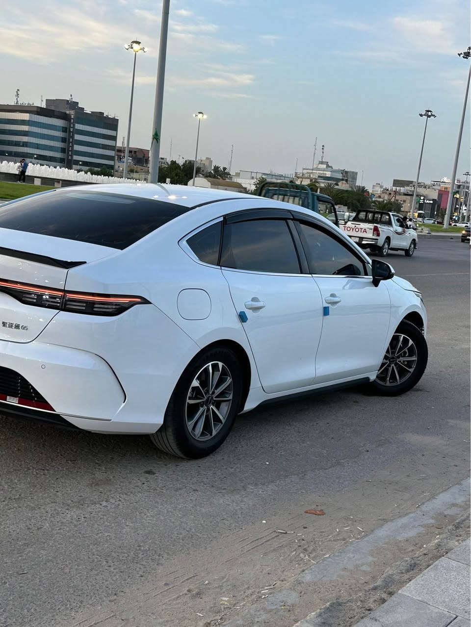 السلام عليكم 
BYD دستروير
2025
ماشيه10 الف
HEV 5000
بصمه 
جلد 
داخل ابيض
كير ماوس
شاشه قلاب
بكلايت لد
لد نهاري
اشاره لكزز
تشغيل عن بعد
وبعد بيها موصفات هواي
 بيها رصعه بسيطه وسحبتهاBDR 
سعرها ١٣٠ وبيها مجال 
رقم بصره وبسمي *********** البصرة, العراق
