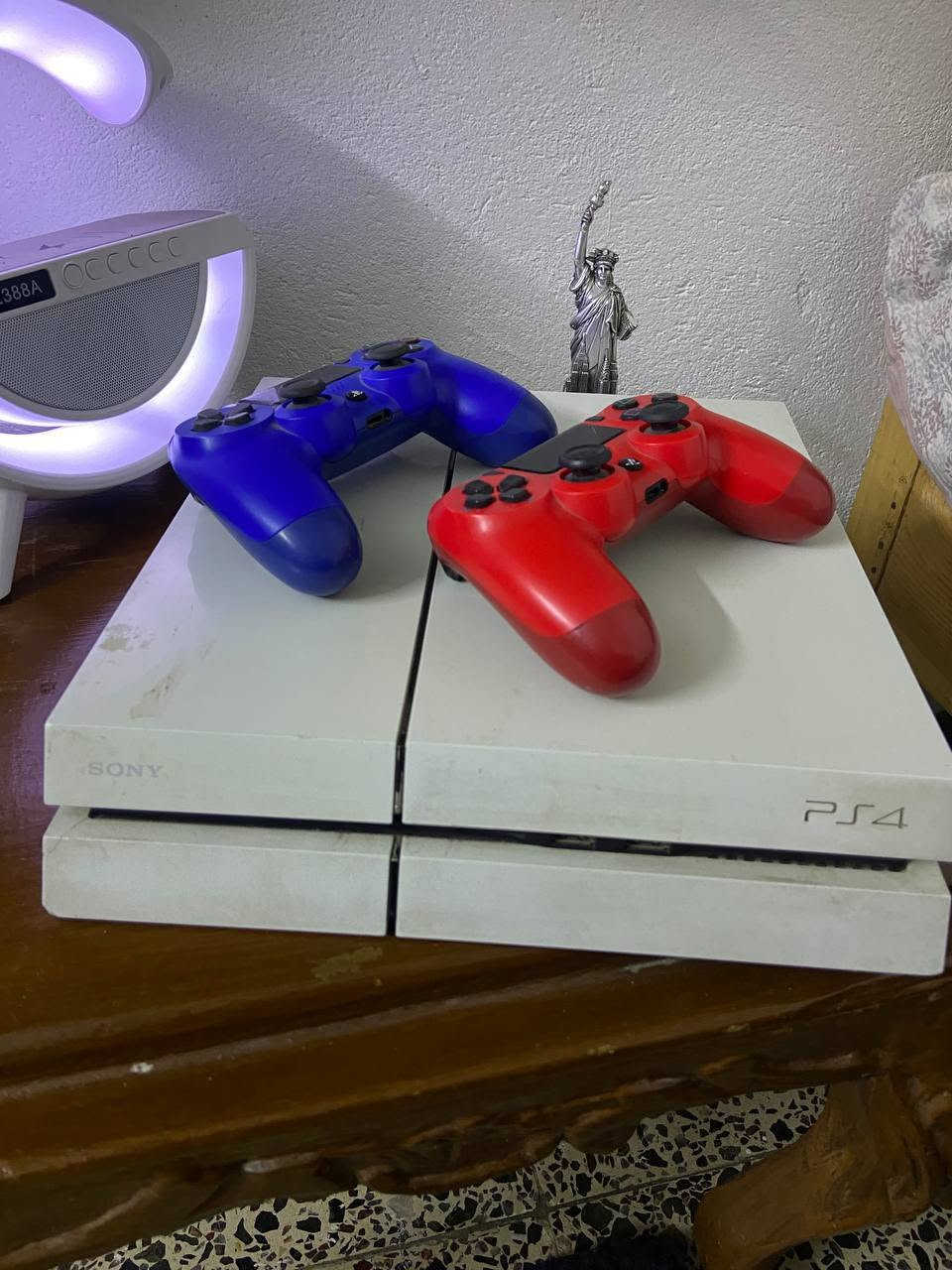 Ps4 fat white بلي ستيشن فور فات ابيض
للبيع مستعمل 5 اشهر السعر 205 الف

بي فطر صغير موضح بالصورة

شغال 100% مابي اي خلل نضيف 

 وياه يدات جويستك ثنين ازرق و أحمر جديدات 

وقرص لعبة gta5 العنوان بغداد شارع الصناعة 

متواجد خاص لو واتس اب ***********
