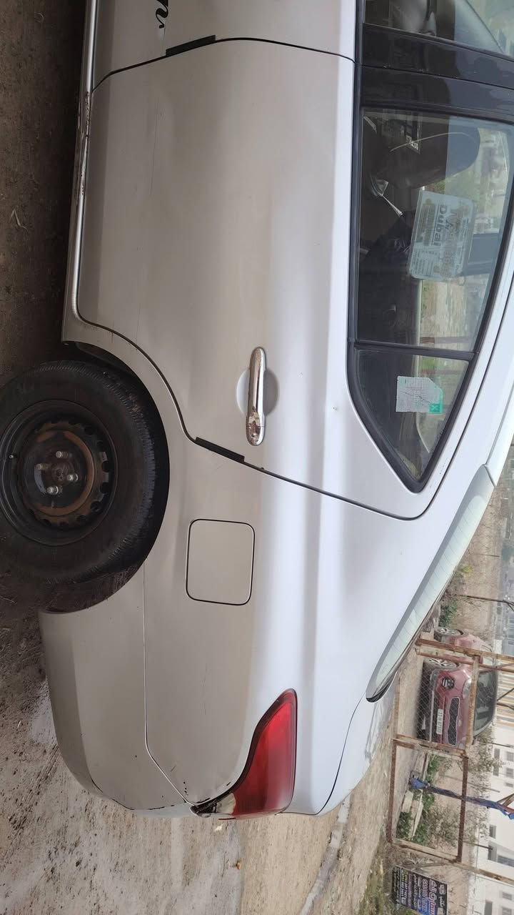 السلام عليكم
نسيان صني موديل 13 نظيف 
مابيها لاصبغ ولا ضربة السعر 84 وبيها مجال 
بيها خدوش ورصعات قليلة كلش 
محرك والكير خير من الله وسونار كدامك 
سيارة مابيها نقص تجي تفحص وتشوف بعينك
***********  بغداد ابو غريب
