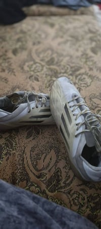 حذاء ملاعب • مقاس ٤٣ • مستعمل خفيف