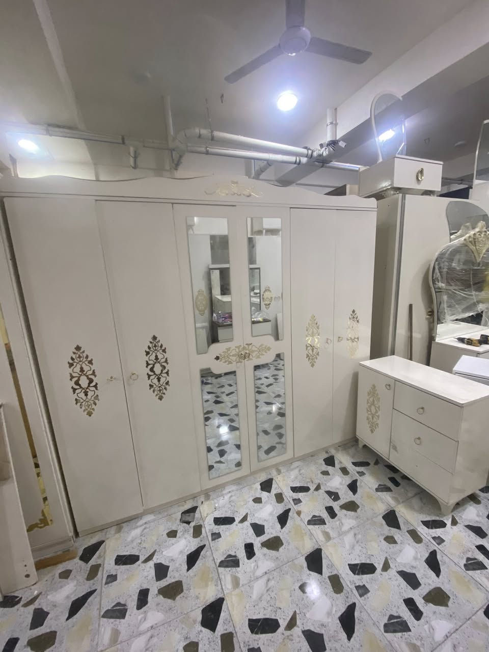 السلام عليكم غرف نوم تركي كامله تركي معه النقل ول شد  التوصيل السعر 450تكريت حي العصري نهايت شارع البلديه يم أسواق البركه إلا نتصال وبي واتساب ***********
