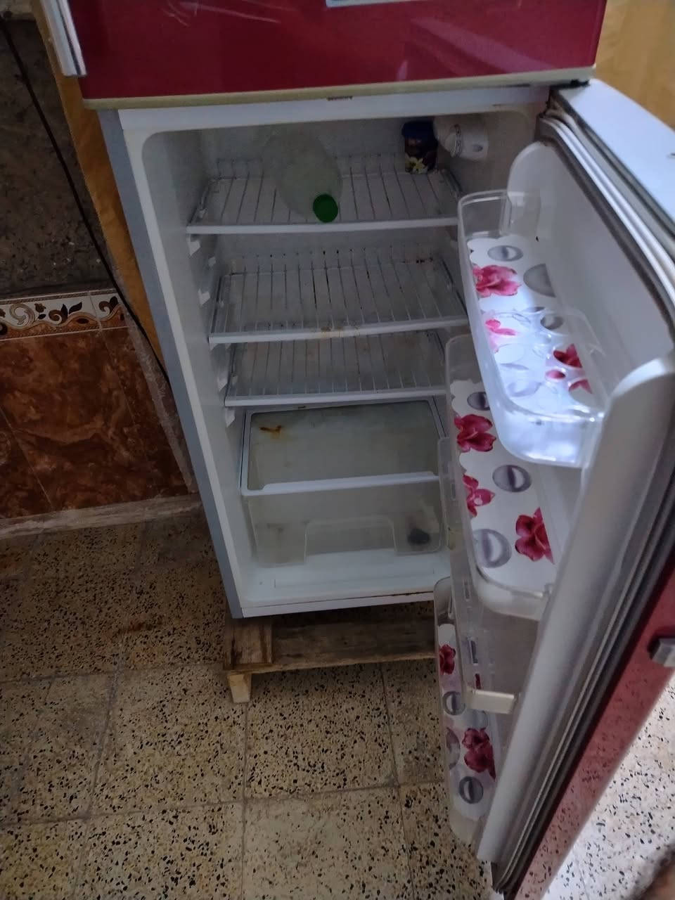 ثلاجة نظيفة جدا للبيع مابي ولا شخطة تجي تشوفه يلا تاخذه سعره 125 بيها مجال ***********
