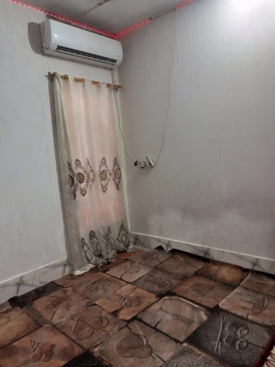 بيت ١٠٠متر طولاني طابو صرف قديم نهاوند بضهر سايدين ب١١الالف بيت داخل فرع بيت عكاده نضيف جاهز سعر 90 بيه مجال الاستفسار ***********
