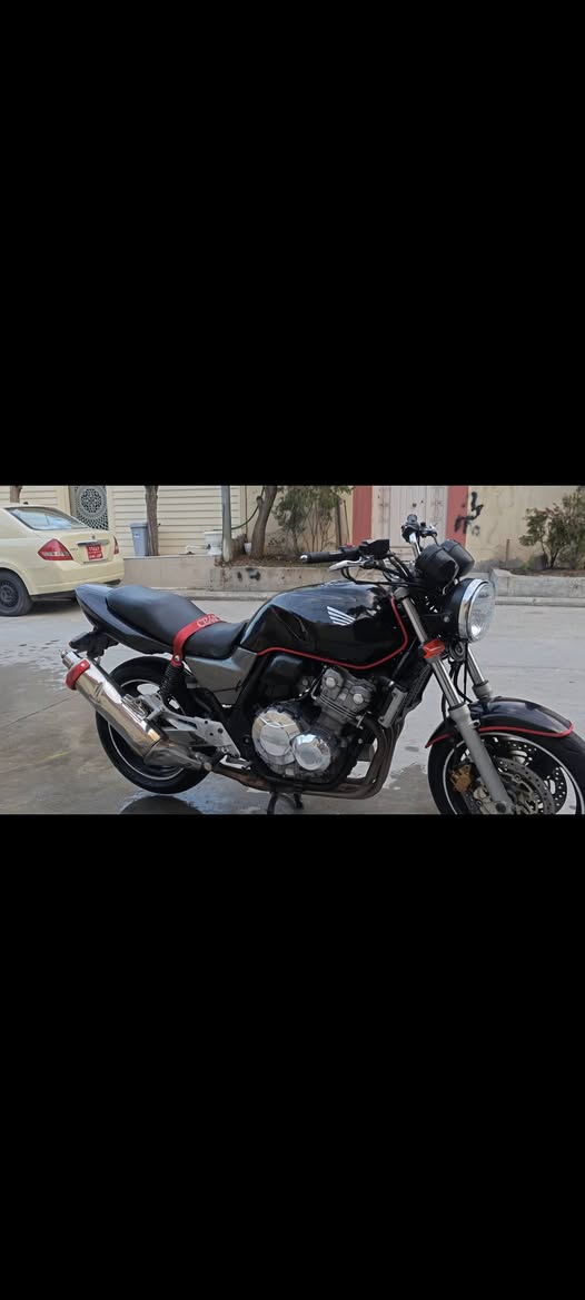 بەناوی خوا هۆندای ٤٠٠ نۆزڵ. ٢٠٠٨. بۆ نوقسانی مەگەڕێ تیایا چرکەی تیا نیە کامل کارەبایی ئیش ئەکات مەکینەو گێڕ شەرت ماڵی مەدەنی بەشەرت بێ بۆیاخە. خشانیکی بەلای ڕاستا کردوە کەمێک تەنکیەکەی قوپاوە. شوێنم سلێمانیە نرخی ١٨ وەرەقەیە  بە قەرزو قیستی نایەم تەنها ئەیفرۆشم. ***********

*********** السليمانية, العراق
