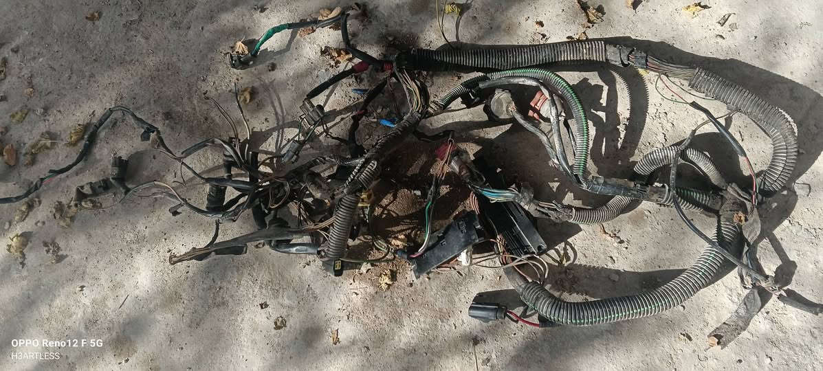 كير و محرك و ضفيره مال سمند  الكير مكفول المحرك بي نضوح يعني قبل لتشده بدل چبن وشد صارله فتره متروك ابيعلكيا بي خيط بخار الكور ايساكو اصلي جديد عينه وصينيه وبولبرن جدد  الضفيره شغاله مابيهة قطع  السعر ٥٠٠ و ماكو هيج سعر رقمي *********** مكاني بغداد حي الجهاد
