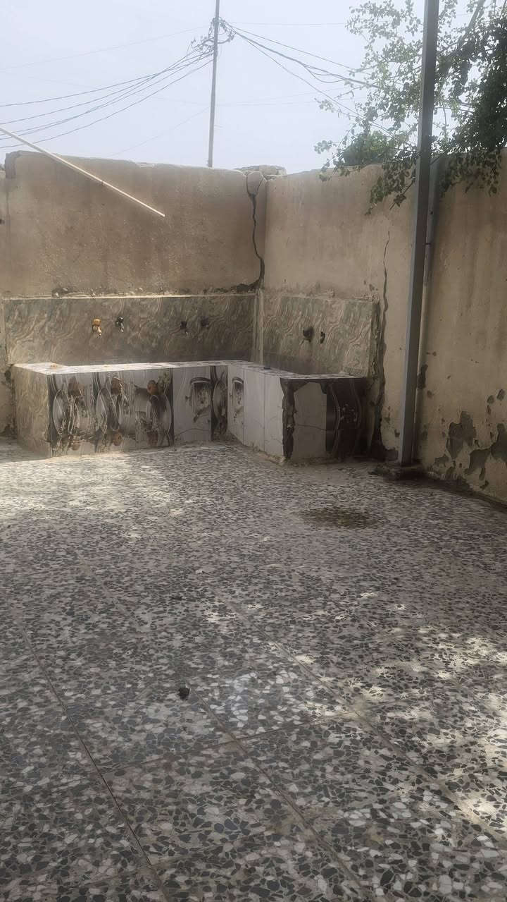 #بيت_____للبيع
المساحة 500 متر ....
يتكون من خمسة غرف وبراني وصاله ومطبخ وصحيات 
المكان الصبية اميلحه مقابيل بيت قائد لزام 
الاستفسار الاتصال على الرقم 
***********
