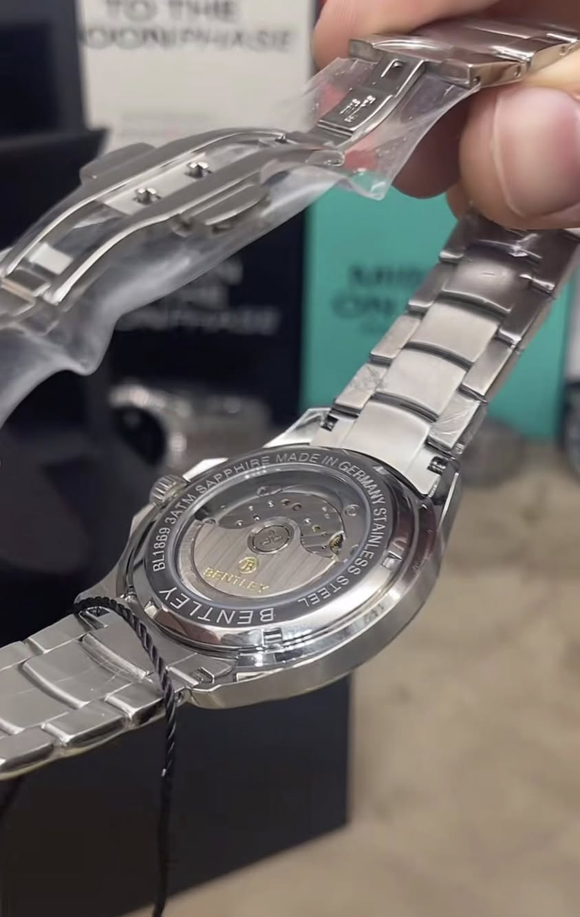 السلام عليكم شباب البياعه شرايه لادخلون عليه اني سبق وكتلكم ماافديكم ساعه ماس اصلي وكاله من وكاله دبي قبل فتره جبت قطعه ونباعت وهسه وفرت ساعه وهواي رادومنها وصوني عليها للمهتم مراسله او اتصال واتساب ***********
