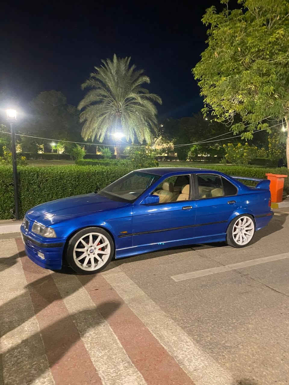 السلام عليكم 
صلو على النبي 
E36 v8 1991
سياره معمره من الدعاميه للدعاميه ومتعوب عليها كلش هواي ومصروف عليها هواي 
١.مكينه٨ اصل ٦ تحويره مرتبه ومشتغلها صحيح بدون مشاكل
٢ كير عادي ٦ نمر شورت شفت رياضي 
٣اكسل قفل شلعه وونسه تريدها شارع تريدها استعراض تريدها كشخه
٤ كشنات جلد دواخل نظيفة كلش 
٥كهربائيات كلها شغاله ونظيفه 
٦راديتر عمل فافون انسه الحماوه 
٧دبل مروحه كهرباء جوزات حماوه كانما شغل سستم  بلادي 
٨صبغ جديد ازرق بحري  اللون ب السنويه ازرق غير محدد 
٩حداديه نظيفه دبلات خلفيه رياضي تتنصه وتتعله حسب الي بالك والنصبه الي تريدها انت
١٠ جام كهرباء شغالات 
١١سستم سماعات صوت يخبل 
١٢ قفاله بنيد رياضي دك بيها٣٠٠ ماعليهن شي 
١٣ منظومه زينون كامله 
١٤ التبريد نقصه كمبريسر وانطيك ويا بوكس كامل طك فلين ماخذه سعره٢٠٠ دولار 
١٥عوازل حراريه للسياره كلها 
١٧ويل كب رياضي ١٨ موديل حديث بي نصبه كلش حلوه
١٨  تخم تاير 
١٩عليها شوته ودبه رياضيه الصوت نغمته كلش حلوه مو مزعجه 

السياره نواقصها بسيطه حيل كماليات  ترايها وين متريد 
رقم بغداد تحويل مباشر مصفره غرامات السياره تنباع وتتحول فقط

السعر٦٠ بيها مجال 

0778 068 5992

0787 689 4661
