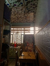 أنا أعرض بيت للبيع بمساحة مريحة وتصميم داخلي جميل ومريح. السقف مصنوع م...