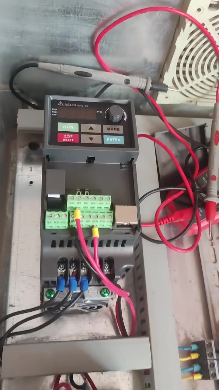 Delta AC driver انفيرتر دلتا 
#vfd #automation #automation #delta #electrical_engineering


**إذا كنت صاحب هذا الإعلان وتريد حذفه لأي سبب، رجاءا أرسل رسالة إلى الدعم الفني**