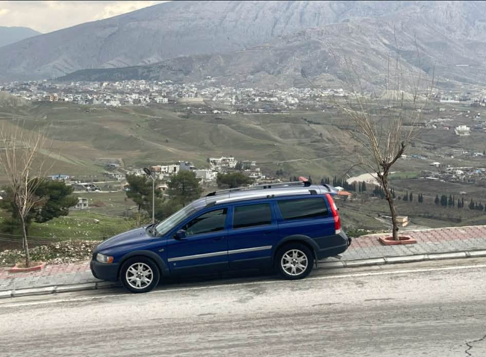 بەناوی خوای گەورە (Volvo XC70) مۆدیل (٢٠٠٦) قەپات مواسەفات . کوشین جلد. کوشین سارد و گەرم. کوشین متحرک.  سلاید. لایت زینۆن. زۆر مواسەفاتی تریش . چوار تایەی لۆکی لەژیرە مەنەفیست ئەسلی ئیبراهیم خەلیل. ٣ سویجی بیلادی لەگەڵە ٢ رەقەمی کەپسیشی لەگەلە سیارەکە بی بۆیاخە بی سارد بی شوخت لۆک لۆک مەکینەی ٥ پستنی تۆربۆی گازە بەشەرت گیر و مەکینە و کارەبایاتی هەموو گیانی بەشەرت. نرخ (٦٨) محامەلە. ژم (***********) سوران, أربيل
