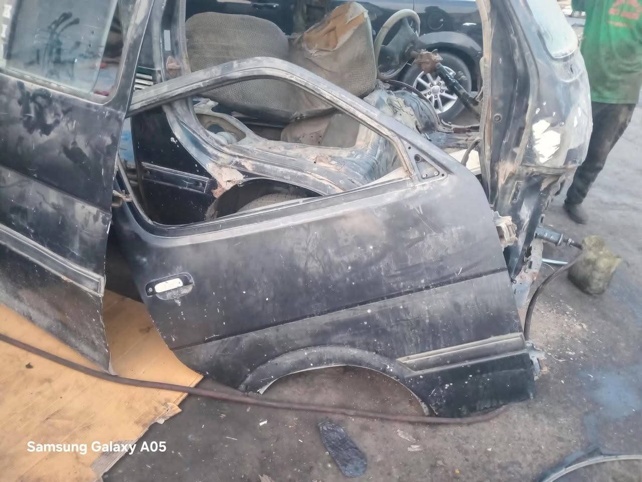 بيبان هايسه للبيع سعر الباب 25 يوجد لدينا اربع بيبان ,والشراي يتصل وهذا رقم هاتفي***********, عنوانيدشارع المعهد مقابيل مرطبات فستقه
