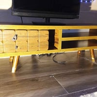 ئەم مێزو تەلەفیزۆنە بۆ فرۆشتن بێ عەیبە نرخی 120هەزارە 0773 255 2020