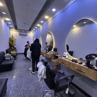صالون حلاقه للبيع كامل مكمل بس تجيب غراضك وتشتغل يحتوي على ٤ كراسي  07...