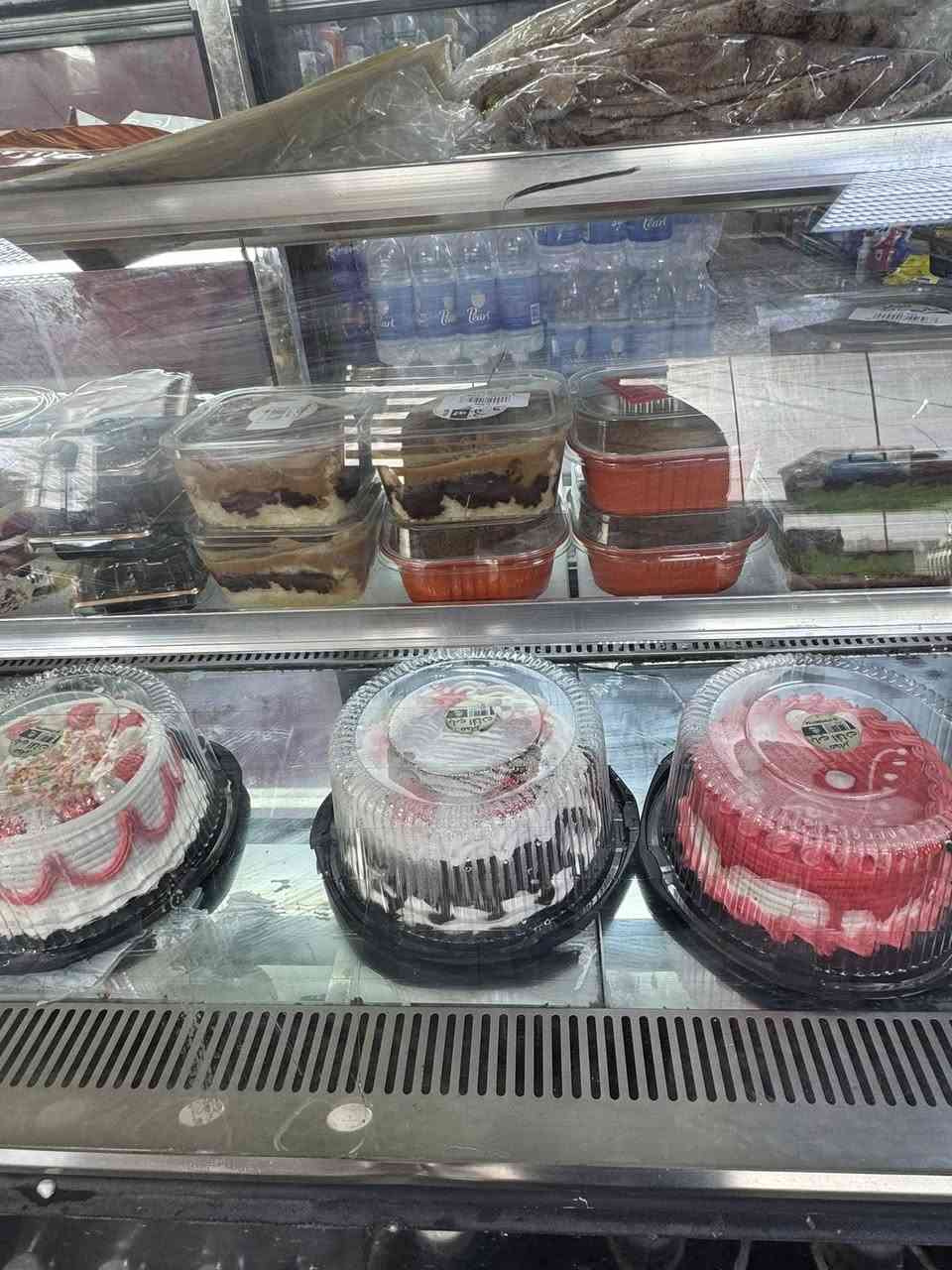 السلام عليكم عارضة كيك اصلية شرط الشغل  3 طابق الحجم 175 سم  الطول الارتفاع 115 العمق 65  السعر 500 دولار وبيه مجال العنوان النجف ***********
