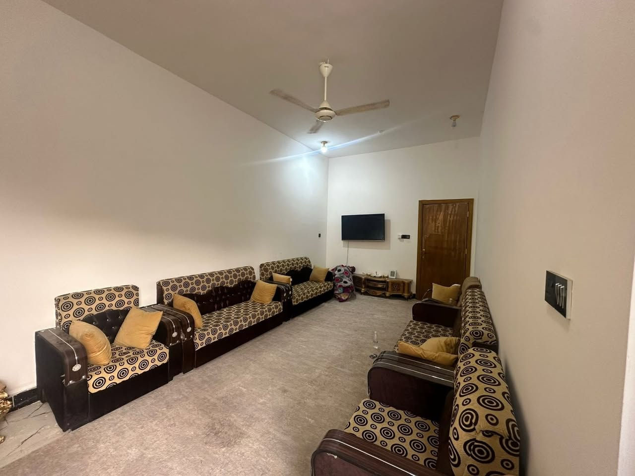 ⚠️السلام عليكم ورحمة الله وبركاتة ⚠️ 

💢 #دار للبيع في منطقة حي الحكم 🏘
🏩بناء شخصي(يتكون من غرفه وصاله ومطبخ واستقبال وصحيات داخليه وخارجيه) 🏩
🔻 المساحة : ١٣٥ م    

▪️جودة البناء جداً عالية وبمواصفات حديثة  
💲لمعرفة تفاصيل او السعر علق (تم)تصلك رسالة بكافة التفاصيل
🔷للاستفسار الاتصال على 

*********** ☎️ 

*********** ☎️ 

*********** ☎️ 

💢مكتب الحداثة للعقارات والتوسط العقاري 

📌عنوان المكتب : #السماوة حي الصدر شارع النادي الرياضي مجاور  شركة نقليات الوسيط قرب  مطعم الخليج 
▪️https://maps.app.goo.gl/vFx5TztZpnyBGpSv7▪️ 

✅نستقبل جميع العروض والطلبات العقارية ✅
