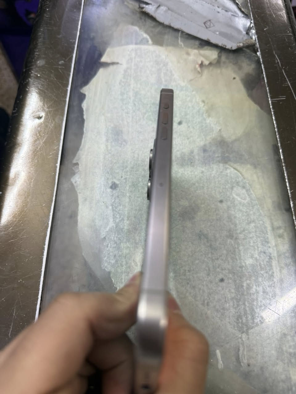 السلام عليكم ايفون 15 برو ماكس 
بطارية 🔋 86
بي فطر بالظهر مثل ما موضح بالصورة
تجي تفحص وتاخذ من البيت 
بـ 900 وبي مجال بسيط 
ملحقات كاملة
***********. واتساب
