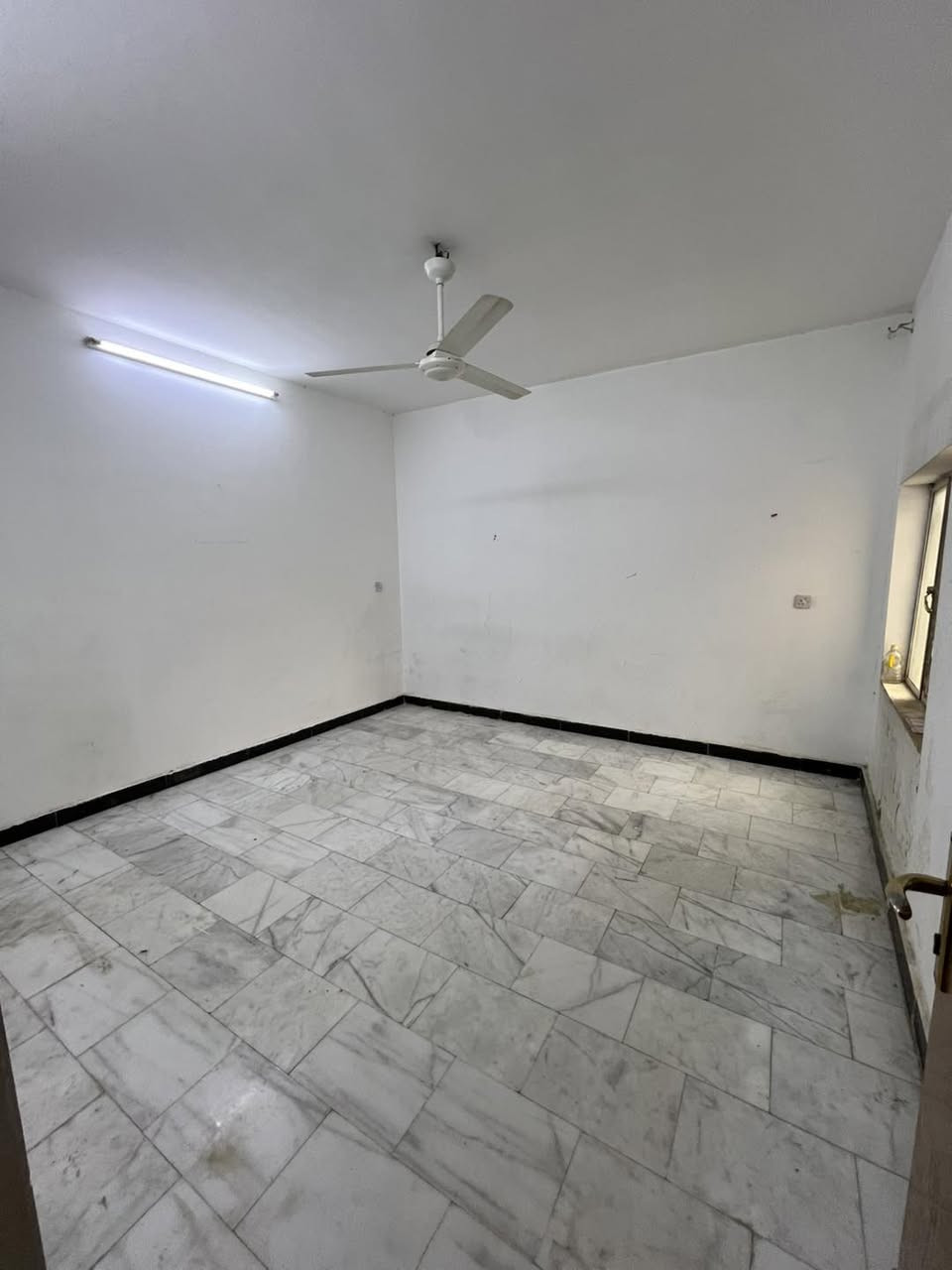 طابق ثاني لليجار 
عنوانة حي اور منطقة ال 600 مقابل مركز القدس 
السعر 350 
~~~~~~~~~~~~~~~~~~~~~~~~

📍عنوان مكتب الفرات للعقار حي اور شارع نادي النفط اخر استدارة قبل فلكة صباح الخياط 
📞 عباس العقابي ***********
