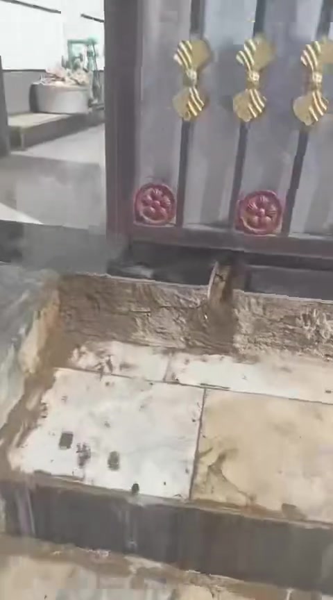 بسم الله 
📍بيت 🏠للبيع في منطقة الشراع قرب جامع الرقيب ( مفوض للطابو ) 
المساحة : 250 متر 
يتكون من :
.غرفتين 2 
.صالة 
.مطبخ 
.صحيات داخل وخارج 
.ديوانية 
.مناور 2

( السعر  70 وبي مجال ) 

للأستفسار 📞.         ***********
