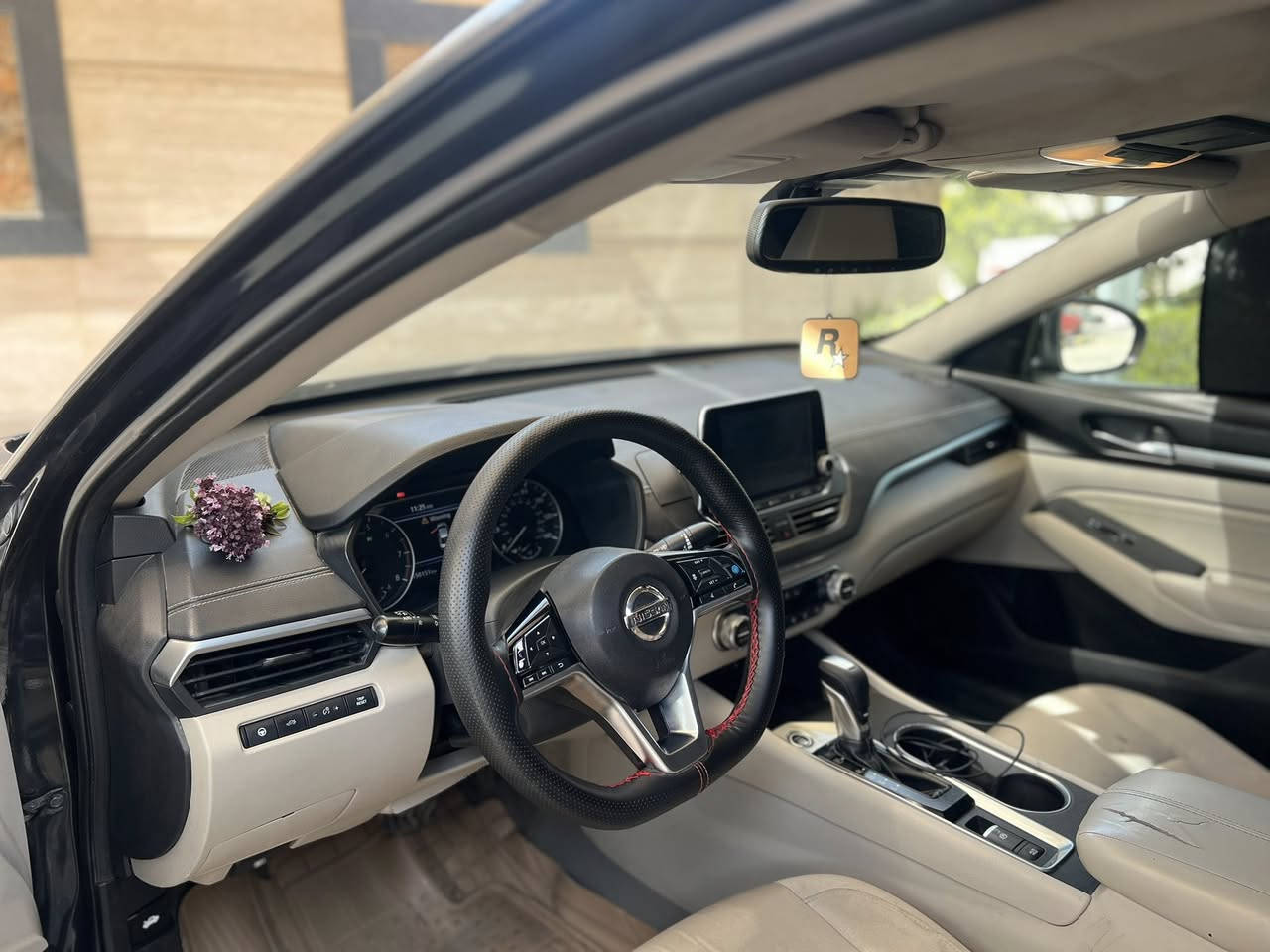 نيسان التيما 2019 فول 1/1 🇯🇵
SV PLUS — وارد أمريكي

💰 السعر: 135 ورقة
📍 بغداد / بغداد الجديدة – النعيرية

✅ الممشى: 96 ألف ميل
✅ رقم بغداد دولي باسمي شخصياً
✅ سنوية 2030
✅ غرامات صفر
✅ هزة جديدة

المواصفات:

* بصمة أبواب + تشغيل عن بعد + بصمة جنطة
* شاشة كبيرة تدعم Apple CarPlay و Android Auto
* فتحة سقف
* كرسي سائق كهربائي
* تدفئة كشنات + تدفئة ستيرن
* Auto Hold
*تبريد قطعتين
* كاميرا خلفية + حساسات
* رادار أمامي مانع اصطدام
* رادار تفاعلي + Blind Spot
* المحافظة على المسار
* قيادة ذاتية
* رادار خلفي توقف ذاتي
* كتابة ضوئية عتبات الأبواب

⚙️ محرك 2500cc مكفول
⚙️ گير CVT بلادي على وضع الشركة ومكفول
⛽ بانزين قطرة وعادي ما أدير غير محسن
🎨 دهن أصلي والسيارة متعوب عليها

🛠️ الملاحظات:

* حادث وارد أمريكا موضح بالتقرير بالكامل
* بالعراق صار بيها بارد بالجاملغ مال السائق فقط
* التبريد شغال طبيعي لكن يحتاج صيانة بسيطة
* تخم تايرات جديد

📞 *********** — اتصال وواتساب

كلشي موضح بالمنشور، واللي تعجبه السيارة حياه الله
