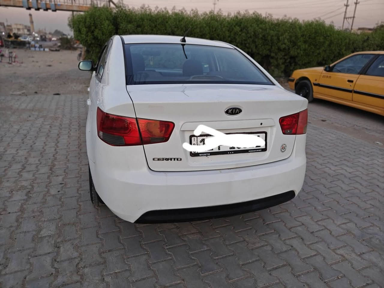 للبيع
سلام عليكم كيا سيراتو خليجي 
مكينه 1600 ماشيه248الف بيها مكانات صبغ فقط بدون حادث بدون تبديل 
سعر 85 ورقه وبي مجال 
مكان بغداد للاتصال ***********
