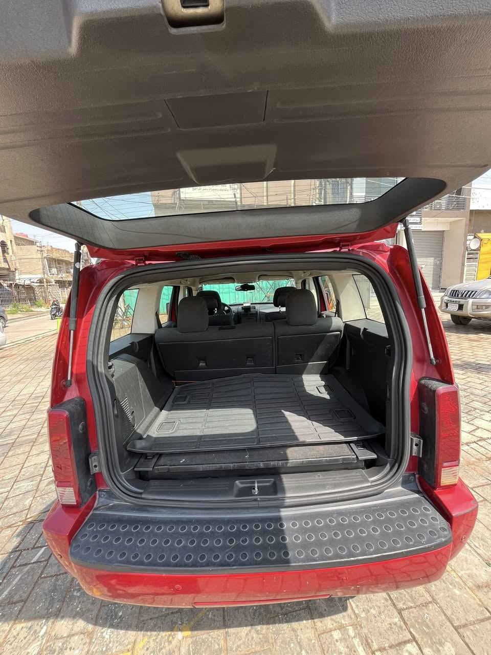 دوج نترو 2011 سعر 11000$
مكينة 6 سلندر 
سيارة جاهزة بيها شخوط بل دعامية 
ماشية 90 الف كل حادث ما بيها صبغ شركة 
بسمي ***********
