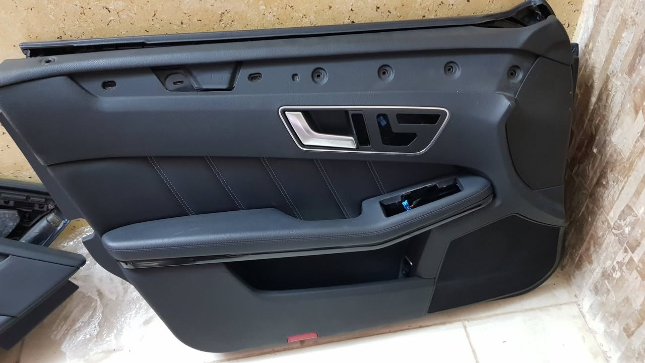 للبيع شلع بسعر مناسب الي يفيدنه او يحب يستفاد بيهن يتفضل يتصل على الرقم ***********
دفيوزر دعامية خلفيه كامل وبطاين ابواب وويل كب اصلي عدد ٢ وشباك امامي مرسيدس w212 من موديل ١٤ الى ١٦  نظافة ١٠٠% والكل اصلي وكاله تحياتي.
