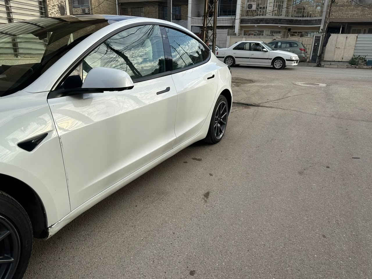 السلام عليكم تسلا 3 موديل 2023 ماشية 14 كيلو (تك ماطور +اوف لاين) داخل ابيض قطعتين صبغ بنيد وجاملغ جه السايق ايرباك درك وبرده سايق ودشبول  عندي ضرف وجاي ابيع سعر مناسب صور الحادث بالصور بغداد حي للجهاد اتصل بيك خير وتدلل الشراي ***********
