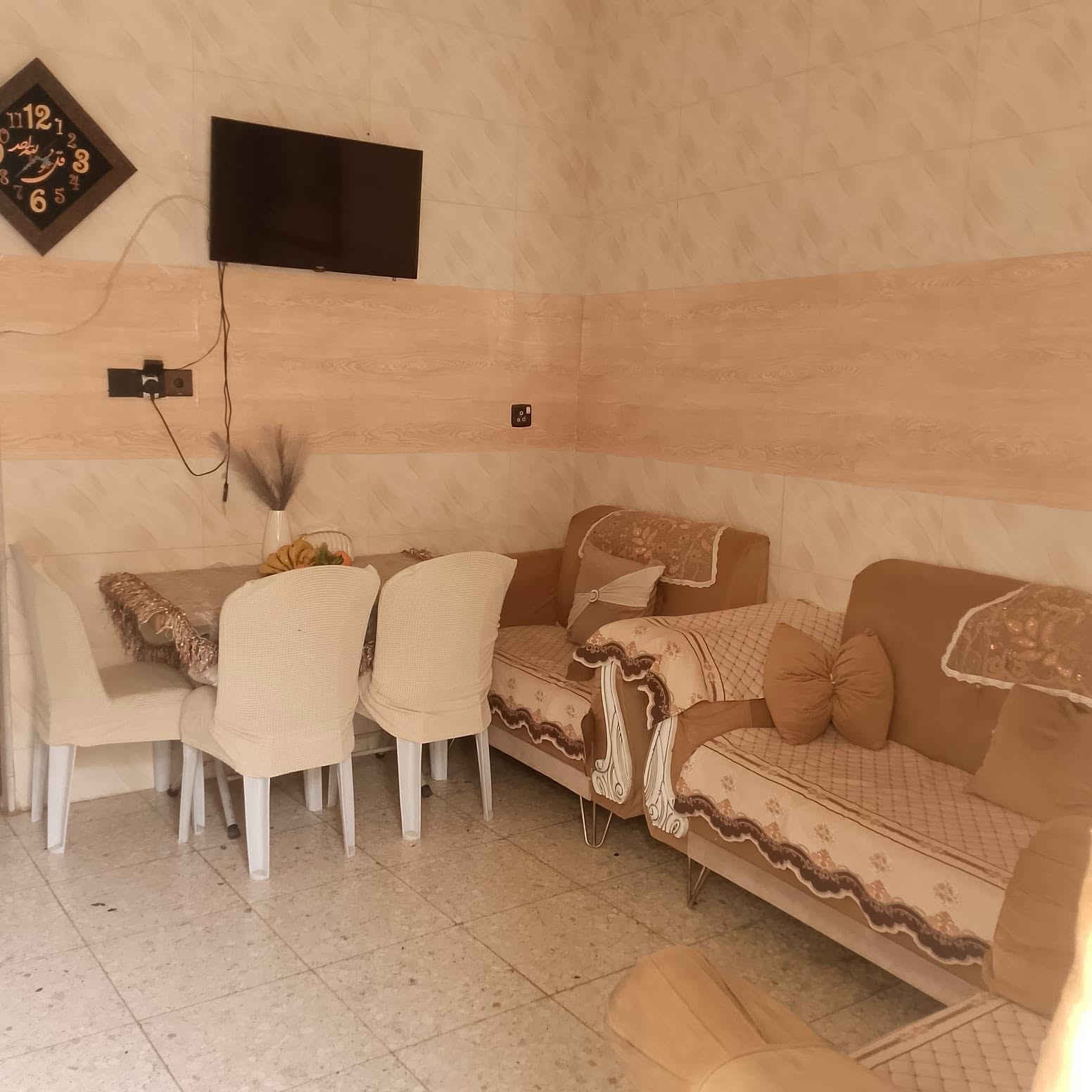 السلام عليكم بيت للبيع١٠٠  متر مربع واجه ٧ونص نزال١٤ طابق ونص غرفتين نوم شارع تبليط خدمات كامله الزعفرانيه نهايه شارع المعهد على السده طابو سند ٢٥ وكاله أم الصوره بيت مآبي اي نقص كامل من كلشي للاستفسار خاص أو الاتصال *********** واتساب
