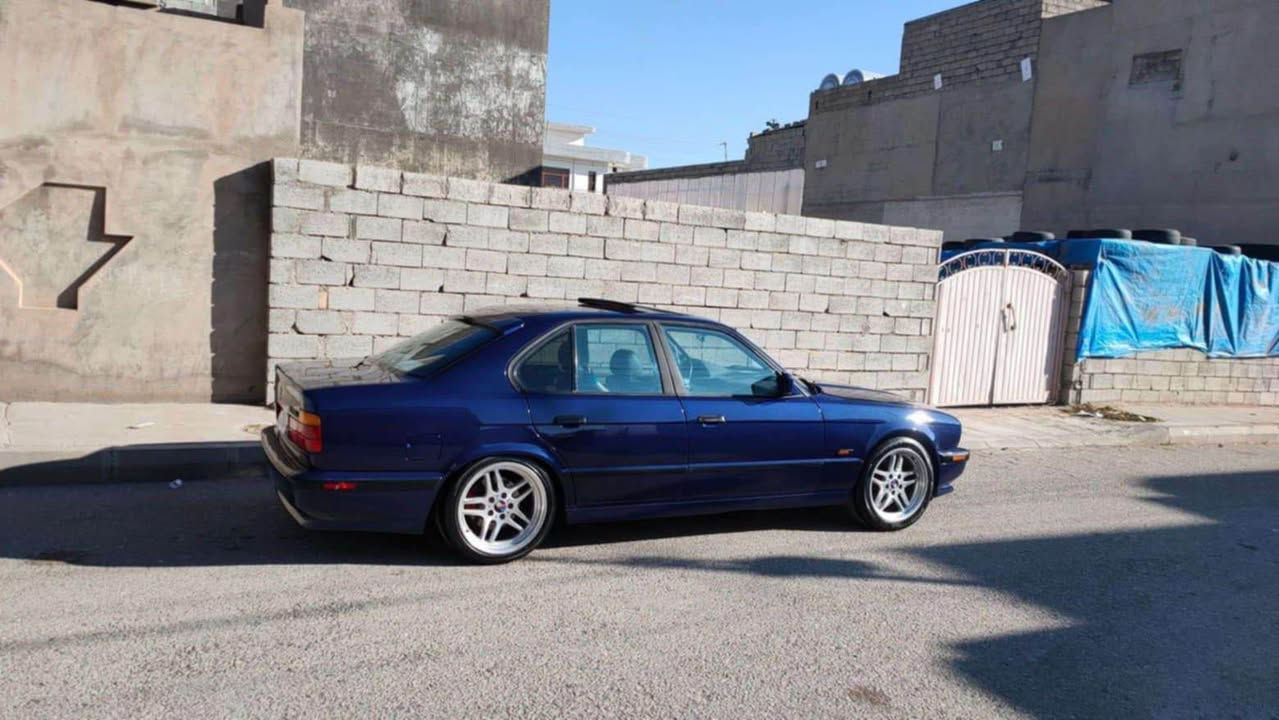 بسم الله الرحمن الرحيم ماشاءالڵە مالی هه موو لایک  BMWبۆ فرۆشتن مۆدیل 1990کامل کراوە بە 1995  دەرەوە داخلی کامل فول فول قپات ئارم پلاستیک هه ولیر بەشەرت  525تۆماتیک گیرو مەکینە بەشەرت سلایت چوار جام کارەبایی تەبرید سارد و گەرم کوشن جلد و هیتە و کارەبایە تەعدید سورعەیە  دەبل سویج و شەغالە  هه مو شتیشی ئیش دەکا هه تا تەعدید سورعەشی ئیش دەکا دەعامی لۆ دەعامی بەشەرت  کارەبایات تەقەو رەقە ٢٥٠ دینار عیراقی مەسروفی تیدا نیە  ویلmلەبن نیە چوار تایە ویل  هامان تازە بۆی بەستراوە سیارەکە کامل سیرڤس کراوە   یەک دینار مەسروف لەو سیارە نیە دەعم و لیدراوی نیە موس براوە هه موی بەشەرت بۆیاخ عامە بۆ جوانی  
سعری ٥٥$ مەجالیکی برایانە 
*********** سوران, أربيل
