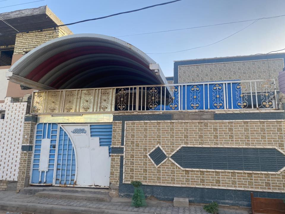 بيت للبيع مساحة٢٠٠ متر يحتوي الطابق الارضي على غرفتين وصالة واستقبال  ومطبخ وحمامات داخلية وخارجية ومنورين
والطابق الاول يحتوي على مخزن وسطح
مكانه شارع الحولي بين الميلاد والنداء قرب ملعب النجف الدولي وسوق شارع ٣٠
خامس منزل عن الشارع العام الحولي
للتواصل واتساب
***********
0785 801 0734
الشارع قيد التبليط
