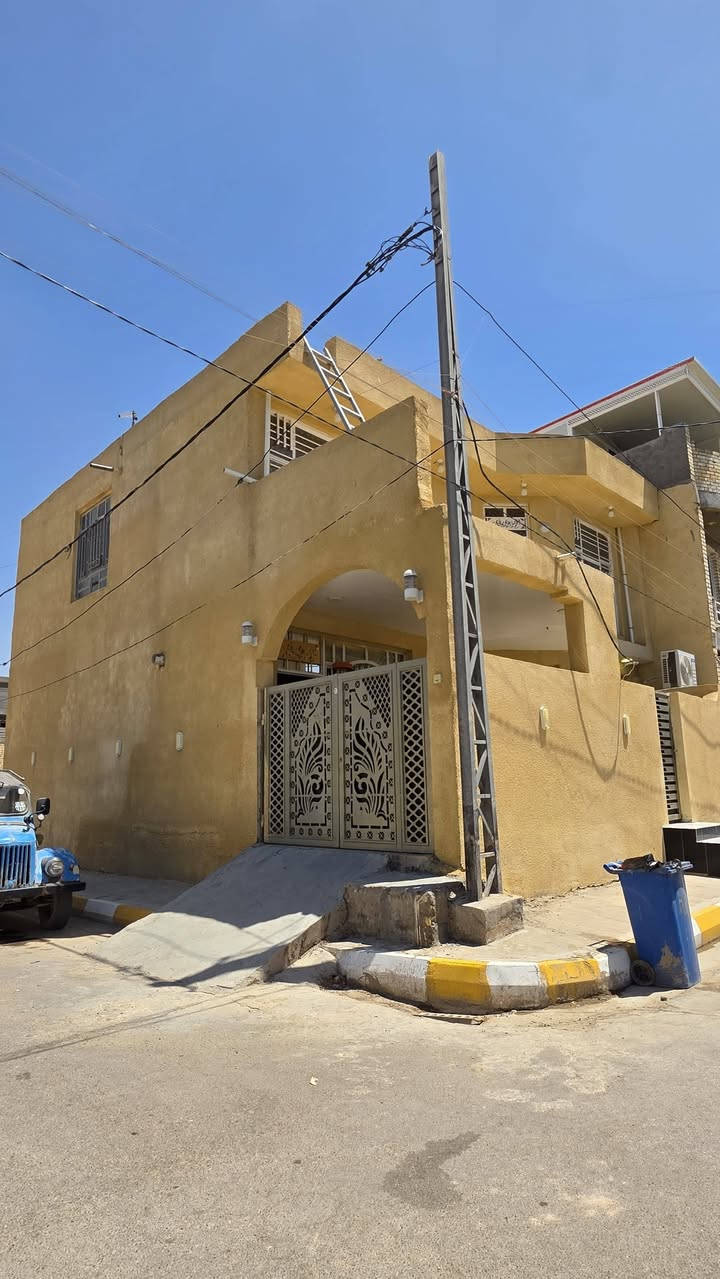 بيت ركن للبيع حي العسكري شارع حكمت قريب على القسم البلدي المساحه 142 طابقين بيت بناء حديث الطابق الأول استقبال ومطبخ وصاله وغرفه نوم وصحيات الطابق الثاني ثلاث غرف نوم وحده كامله واثنين يحتاج لبخ وكاشي فقط
السعر 130 وبيه مجال قليل للاستفسار الاتصال على الرقم ***********
